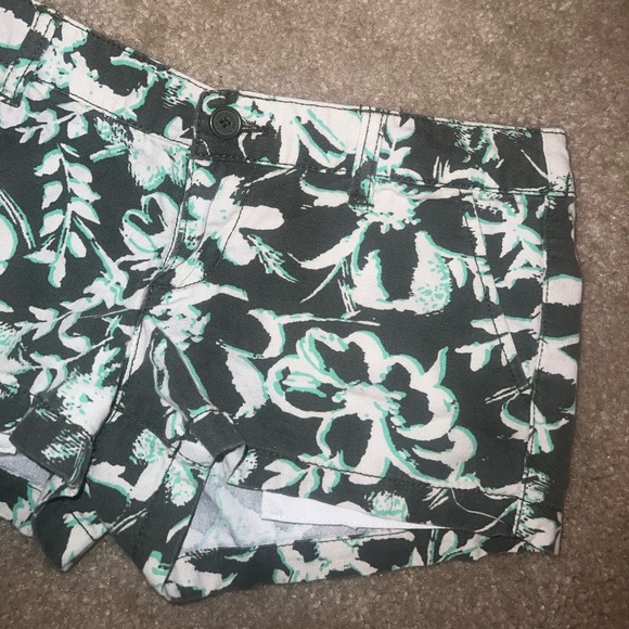 Mossimo Gray, White & Green Floral Jean shorts size 1 - Picture 5 of 9